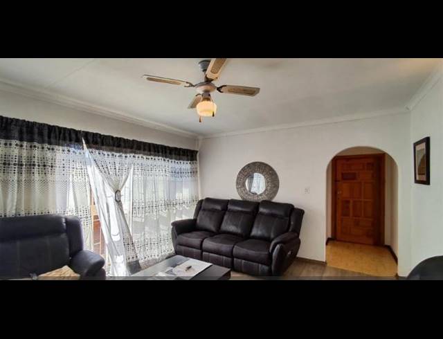3 BEDROOM HOUSE FOR SALE IN BIRCHLEIGH NORTH